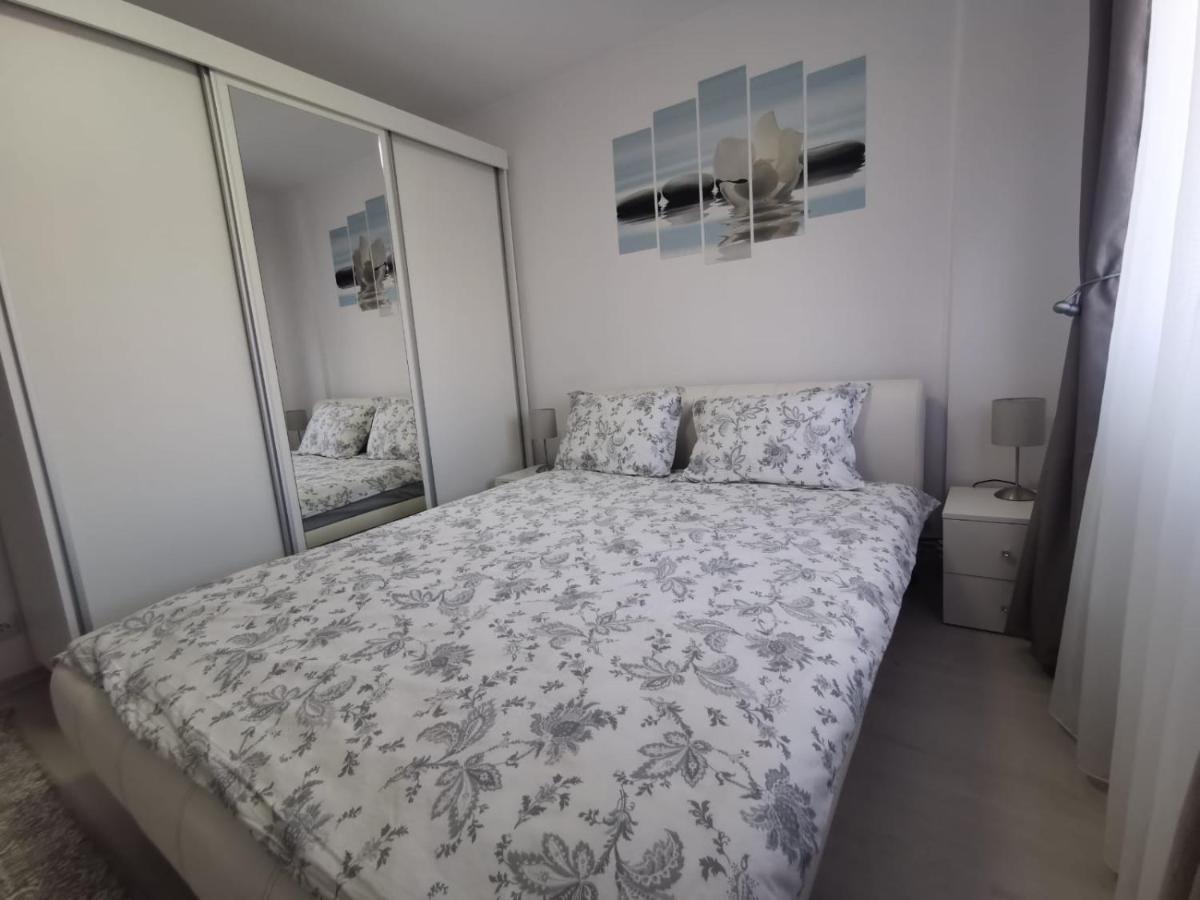 Apartament Regim Hotelier Deva Buitenkant foto
